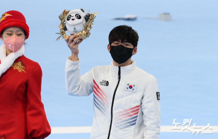 2022 베이징동계올림픽 매스스타트 남자 결승전에서 은메달을 획득한 정재원이 19일 중국 베이징 내셔털 스피드스케이팅 오벌에서 플라워 세리머니를 하고 있다. 베이징(중국)=박종민 기자