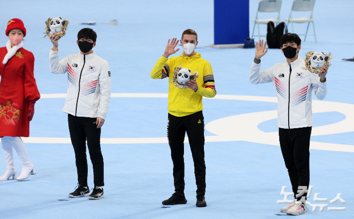 2022 베이징동계올림픽 매스스타트 남자 결승전에서 동메달과 은메달을 획득한 이승훈과 정재원이 19일 중국 베이징 내셔털 스피드스케이팅 오벌에서 플라워 세리머니를 하고 있다. 베이징(중국)=박종민 기자