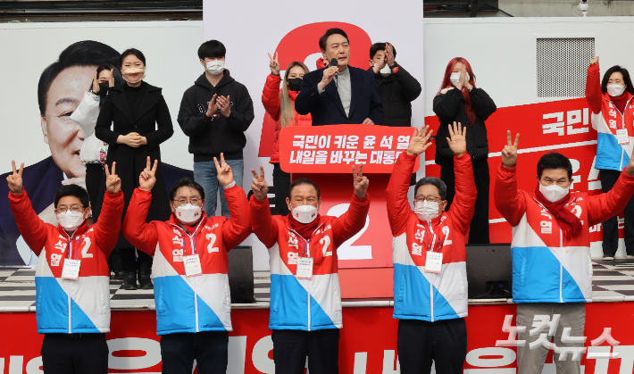 국민의힘 윤석열 대선 후보가 19일 오후 경남 김해시 김수로왕릉 앞 광장에서 유세를 하고 있다. 공동취재단