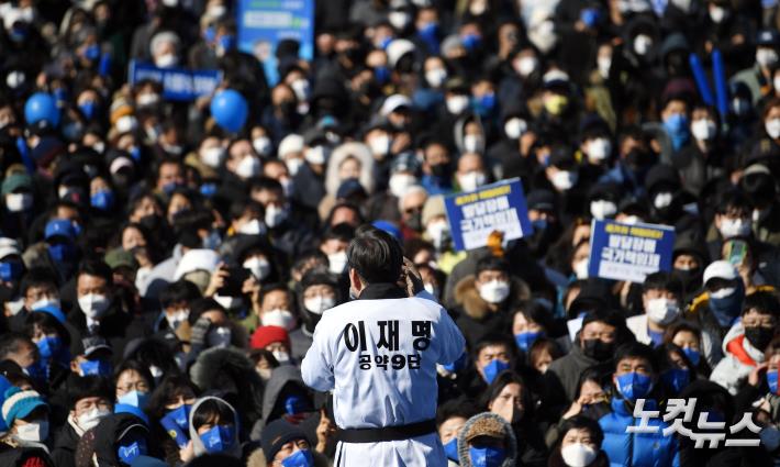 수원 만석공원에 선 이재명 후보