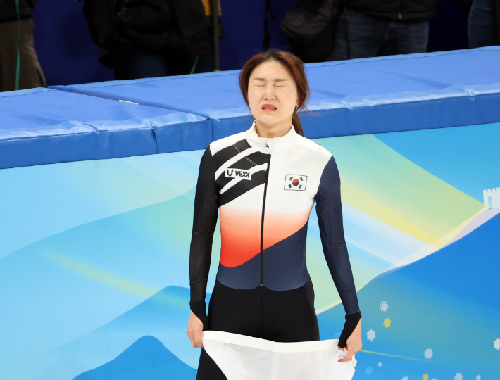 2022 베이징동계올림픽 쇼트트랙 여자 1000m에서 은메달을 획득한 최민정이 11일 중국 베이징 캐피털 인도어 스타디움에서 눈물을 흘리고 있다. 박종민 기자