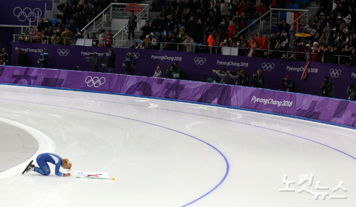 김보름이 2018 평창동계올림픽 스피드스케이팅 여자 매스스타트 결승에서 은메달을 획득한 뒤, 관중을 향해 절을 하고 있다. 이한형 기자