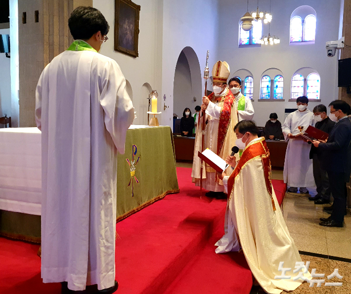 제단서약기도를 하고 있는 박성순 주임사제 모습.