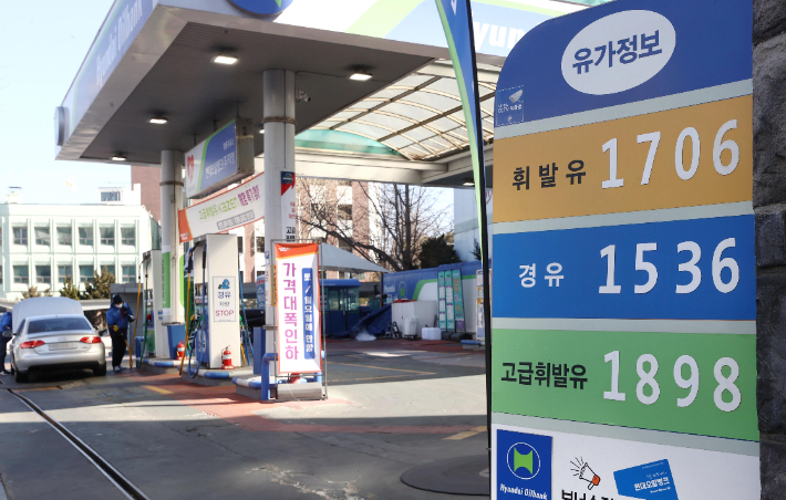 20일 서울 시내 한 주유소 앞에 휘발유 가격이 게시돼 있다. 한국석유공사 유가 정보 서비스 '오피넷'에 따르면 이날 주유소 휘발유 평균 판매가격은 ℓ당 1733.60원을 기록, 5주 연속 상승세를 이어갔다. 연합뉴스