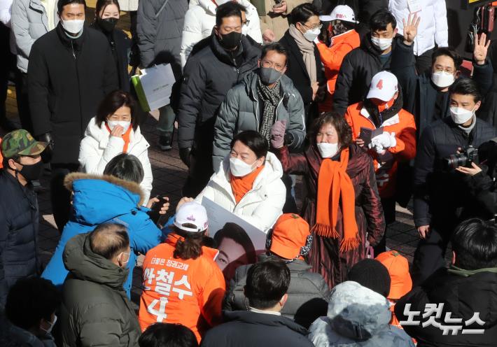 홍대 거리에서 시민들 만난 안철수