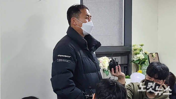 광주 신축 아파트 붕괴 사고 실종자 대표 안정호씨가 취재진과 만나 실종자 가족들의 입장을 밝히고 있다. 김한영 기자