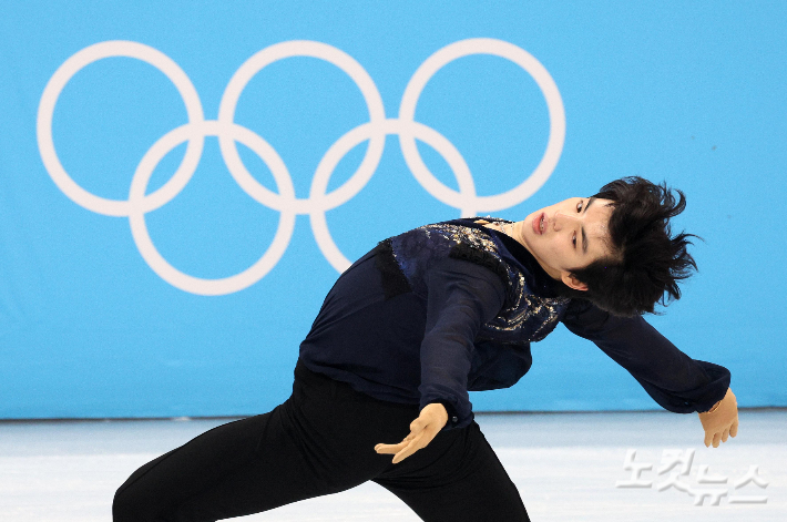 차준환이 10일 중국 베이징 캐피털 인도어 스타디움에서 열린 2022 베이징동계올림픽 피겨스케이팅 남자 싱글 프리스케이팅 경기에서 연기를 펼치고 있다. 베이징(중국)=박종민 기자