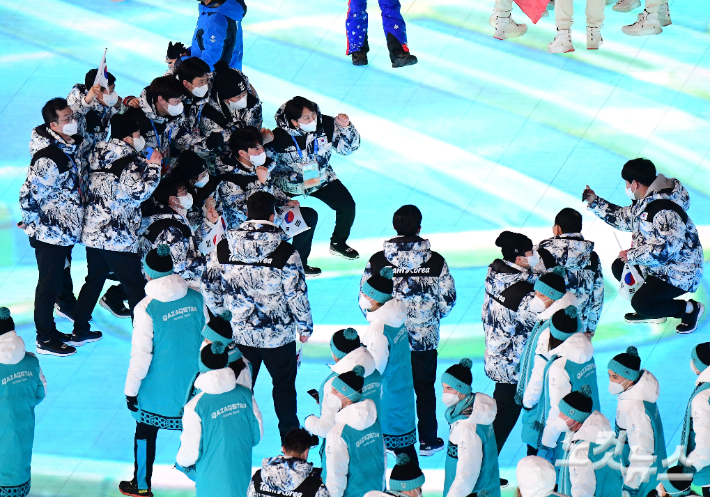 20일 오후 중국 베이징 국립경기장에서열린 2022 베이징동계올림픽 폐막식에 참가한 대한민국 선수들이 기념사진을 찍으며 즐거워하고 있다. 베이징(중국)=박종민 기자