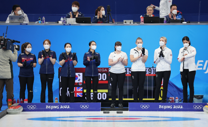  대한민국 팀 킴이 11일 오후 중국 베이징 국립 아쿠아틱 센터에서 열린 2022 베이징 동계올림픽 컬링 여자 단체전 영국과의 경기 시작 전 박수치고 있다. 연합뉴스