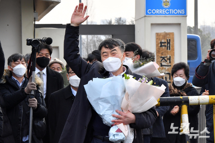 이석기 전 통합진보당 의원이 지난해 12월 대전교도소에서 가석방으로 출소하고 있다. 대전=박종민 기자