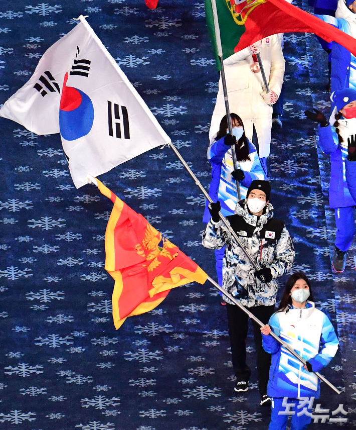 스피드스케이팅 대표 차민규가 20일 오후 중국 베이징 국립경기장에서 열린 2022 베이징 겨울올림픽 폐막식에서 태극기를 들고 입장하고 있다. 베이징(중국)=박종민 기자
