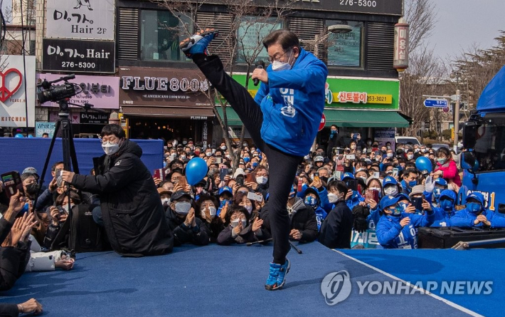 더불어민주당 이재명 대선후보가 19일 전북 전주시 전북대학교 앞에서 열린 '새로운 전북의 미래, 균형발전의 중심 전북!'전주 집중 유세에서 코로나를 날려버리는 '부스터 슛' 세리머니를 하고있다. 