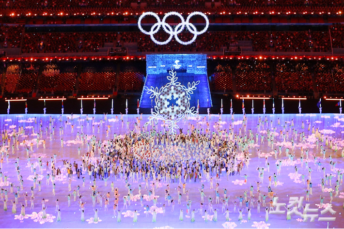 20일 오후 중국 베이징 국립경기장에서 열린 2022 베이징 겨울올림픽 폐막식에서 성화가 소화되고 있다. 베이징(중국)=박종민 기자