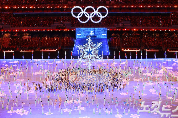 20일 오후 중국 베이징 국립경기장에서 열린 2022 베이징 겨울올림픽 폐막식에서 성화가 소화되고 있다. 베이징(중국)=박종민 기자