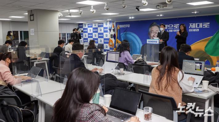 이재명 더불어민주당 대선 후보가 21일 서울 여의도 중앙당사에서 열린 코로나 피해 극복과 대응 방안 관련 기자회견에서 발언하고 있다.