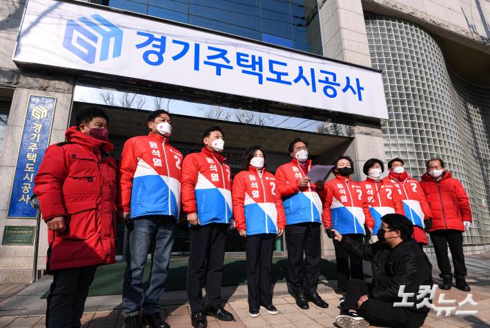 송석준 국민의힘 의원(가운데))과 국민의힘 원내부대표단 국토위 산자위 소속 의원들이 21일 경기도 수원시 권선구 경기주택도시공사 앞에서 항의 방문이유를 설명하고 있다. 국민의힘은 경기도 산하 공기업인 경기주택도시공사(GH)가 이재명 더불어민주당 대선 후보의 분당 아파트 옆집을 1년 6개월 전부터 임대해 사용한 것을 두고 각종 의혹을 제기하고 있다. 이날 현장에는 송 의원, 김상훈 의원, 전주혜 의원, 한무경 의원이 참석했다.