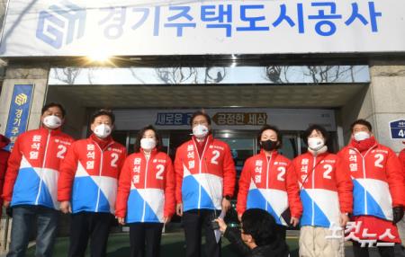 경기주택도시공사(GH)가 이재명 더불어민주당 대선 후보의 아파트 옆집을 직원 합숙소로 전세 임대한 것을 두고 논란이 확산되는 가운데 21일 오전 국민의힘 송석준·전주해·한무경·김상훈 의원 등이 수원시 권선구 경기주택도시공사를 항의 방문을 하고 있다.