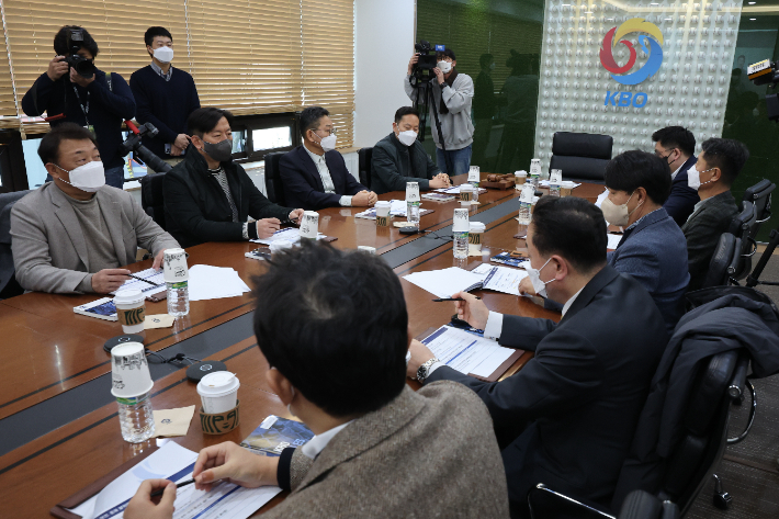 18일 오후 서울 강남구 도곡동 야구회관에서 10개 구단 대표들이 참석한 가운데 차기 KBO 총재 선출을 논의하기 위한 이사회가 열리고 있다. 연합뉴스