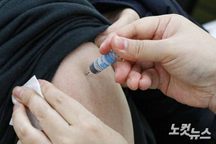 노바백스 백신 접종이 시작된 지난 14일 서울 양천구보건소에서 당뇨 등 기저질환을 가진 한 어르신이 노바백스 백신을 접종하고 있다. 황진환 기자