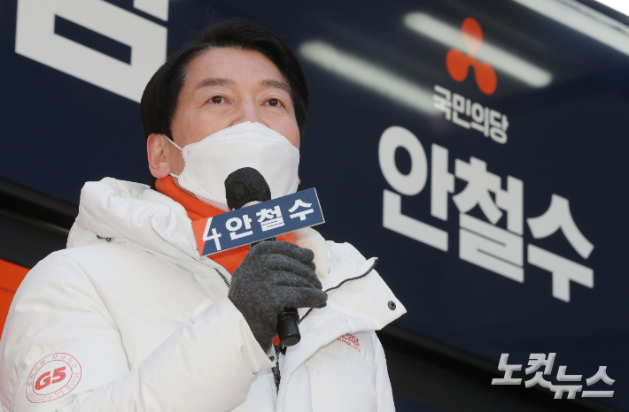 국민의당 안철수 대선 후보가 지난 20일 서울 마포구 홍대 거리에서 열린 유세에서 지지를 호소하고 있다. 황진환 기자