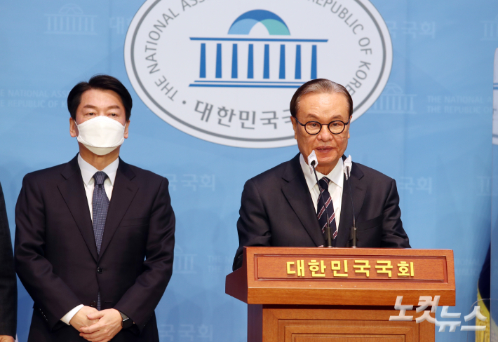 국민의힘 전신인 자유한국당 비상대책위원장을 지낸 인명진 목사가 14일 국회 소통관에서 국민의당 안철수 대선 후보 지지를 선언하고 있다.왼쪽은 안 후보. 윤창원 기자