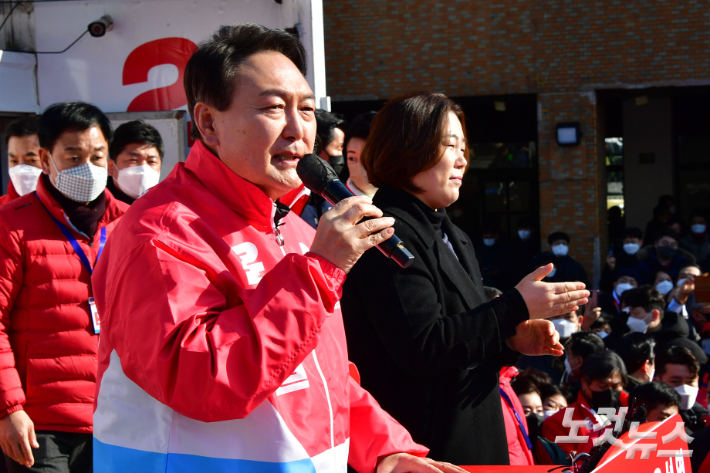 윤석열 국민의힘 대선후보가 17일 서울 서초구 고속버스터미널에서 열린 '공정, 상식, 법치의 대한민국!' 서초 유세에서 지지를 호소하고 있다. 윤창원 기자