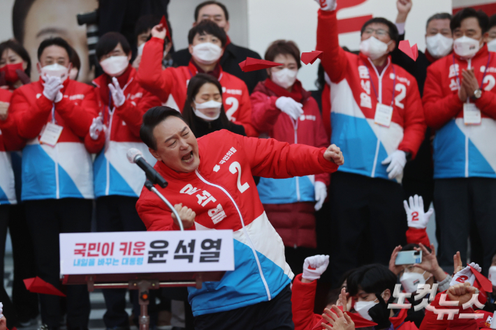 국민의힘 윤석열 대선 후보가 제20대 대통령 공식 선거운동 시작일인 15일 오후 부산 서면 젊음의거리에서 지지자들의 환호에 화답하며 '어퍼컷 세리머니'를 하고 있다. 부산=황진환 기자