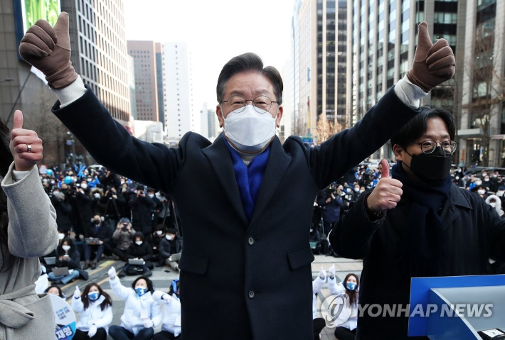 (서울=연합뉴스) 더불어민주당 이재명 대선 후보가 17일 오후 서울 청계광장에서 열린 '다시 광화문에서' 광화문역 유세에 참석해 지지자와 시민들에게 손들어 인사하고 있다. 2022.2.17 [국회사진기자단] toadboy@yna.co.kr 연합뉴스