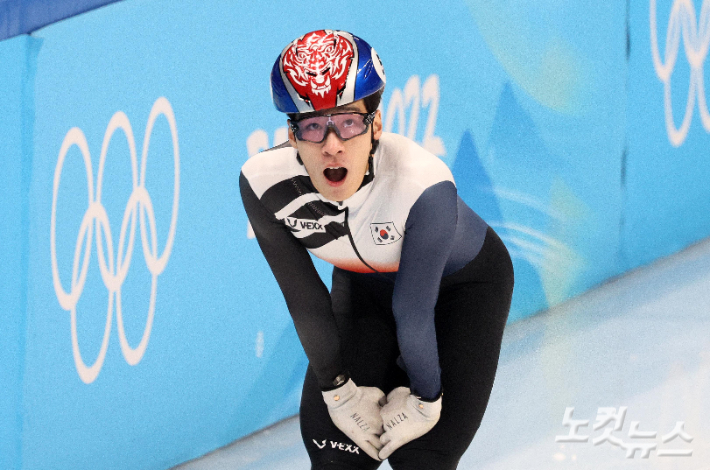 13일 중국 베이징 캐피털 인도어 스타디움에서 열린 2022 베이징동계올림픽 쇼트트랙 남자 500m 준결승에서 황대헌이 경기 중 캐나다 스티븐 뒤부아와 충돌한 뒤 결승선을 통과하고 있다. 박종민 기자