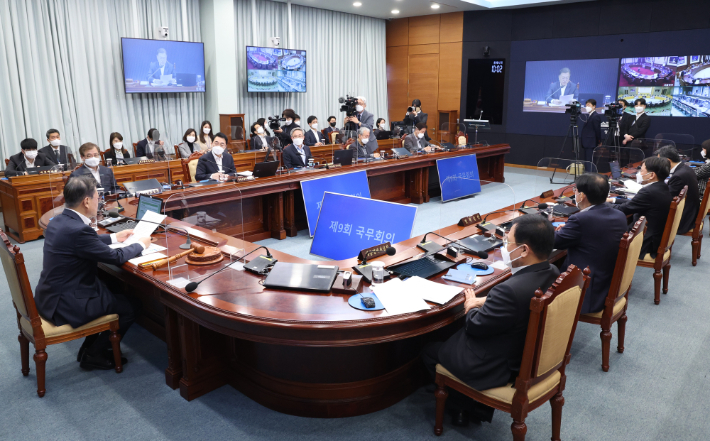 문재인 대통령이 22일 청와대 여민관에서 열린 영상국무회의에서 발언하고 있다. 연합뉴스