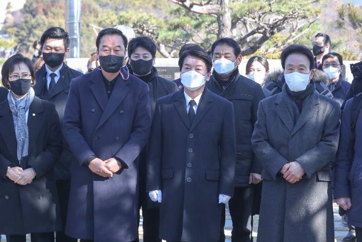 국민의당 안철수 대선 후보가 22일 오전 부산 중구 민주공원 찾아 참배하고 있다. 연합뉴스