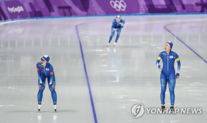 2018 평창동계올림픽 당시 여자 팀 추월 문제의 '왕따 주행' 경기 모습. 김보름(왼쪽), 박지우(오른쪽)이 먼저 결승선을 통과한 가운데 노선영이 뒤처져 레이스를 펼치고 있다. 연합뉴스  