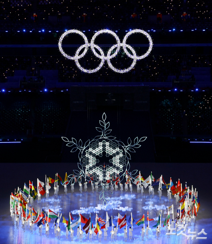 지난 20일 오후 중국 베이징 국립경기장에서 열린 2022 베이징 겨울올림픽 폐막식에서 성화가 소화되고 있다. 베이징(중국)=박종민 기자