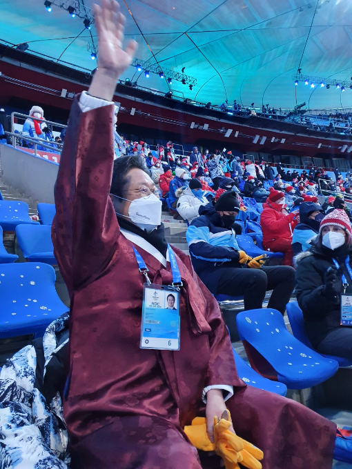 문화체육관광부 황희 장관이 4일 오후 중국 베이징 국립경기장에서 열린 2022 베이징 동계올림픽 개회식에 한복을 입고 참석했다. 문화체육관광부 제공