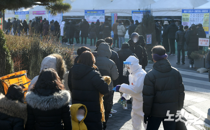 서울 송파구 보건소 선별 진료소에서 시민들이 검사를 받기 위해 줄을 서있다. 이한형 기자