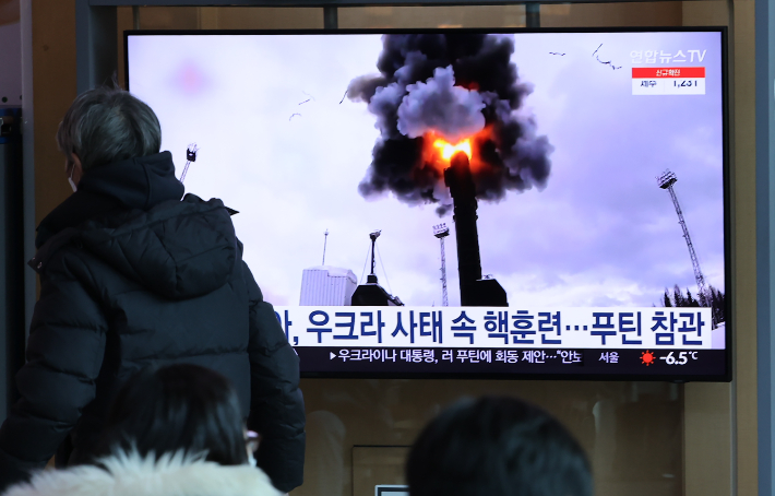 20일 오전 서울역에서 시민들이 우크라이나 사태 관련 뉴스를 시청하고 있다. 연합뉴스
