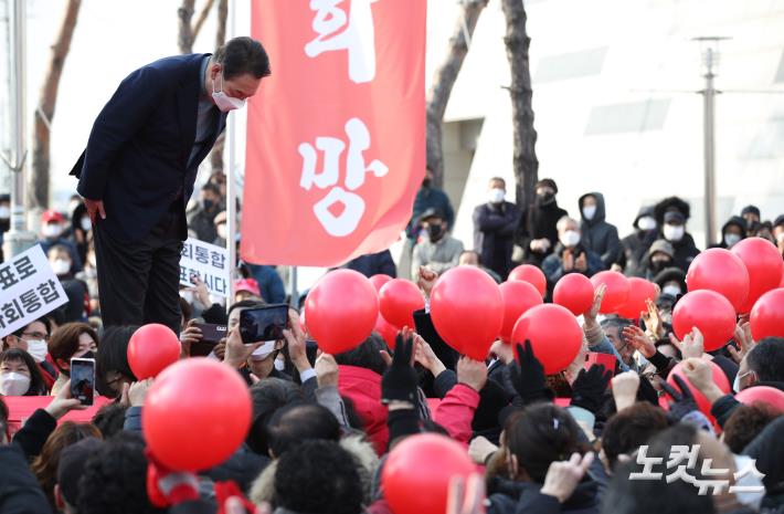 고개숙여 인사하는 윤석열