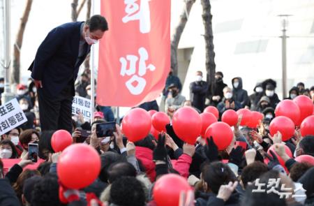 고개숙여 인사하는 윤석열