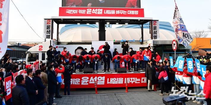 군산 유권자들에게 인사하는 윤석열 국민의힘 대선후보