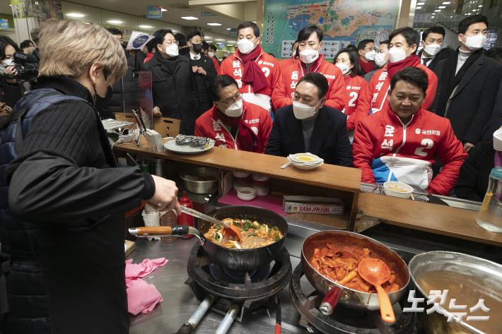 윤석열 국민의힘 대선 후보가 22일 오후  전북 군산시 군산공설시장의 한 음식점을 찾아 매운 잡채를 시킨 후 요리가 완성되기를 기다리고 있다.