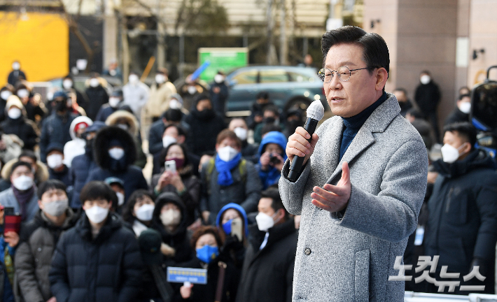 더불어민주당 이재명 대선 후보가 22일 인천 부평구 부평역 앞 광장에서 인천 시민들에게 지지를 호소하고 있다. 국회사진취재단
