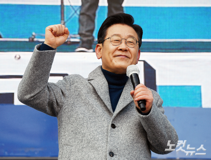 더불어민주당 이재명 대선 후보가 22일 인천 부평구 부평역 앞 광장에서 인천 시민들에게 지지를 호소하고 있다. 국회사진취재단