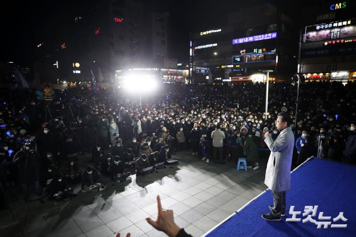 안산문화광장에 선 이재명 후보