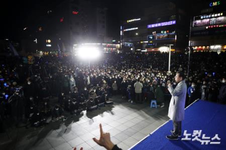 안산문화광장에 선 이재명 후보