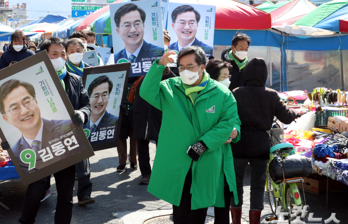 새로운물결 김동연 대선후보가 22일 충북 음성 전통시장에서 선거 유세를 하고 있다. 연합뉴스