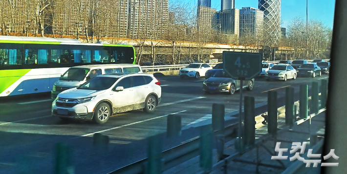 올림픽이 끝나자 꽉 막히는 중국 베이징 시내 도로. 1차로인 버스전용차로만 차가 없다. 노컷뉴스 