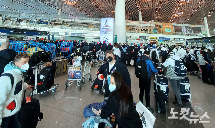 출국을 위해 공항을 찾은 각국 선수단으로 가득 찬 베이징 서우두 공항. 노컷뉴스