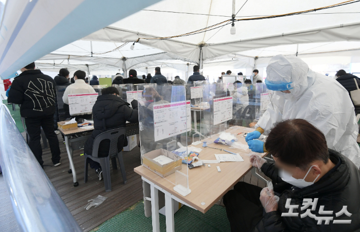 서울 송파구 보건소 선별 진료소에서 시민들이 신속항원검사를 받고 있다. 이한형 기자