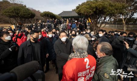 지지자들과 인사하는 윤석열 국민의힘 대선후보