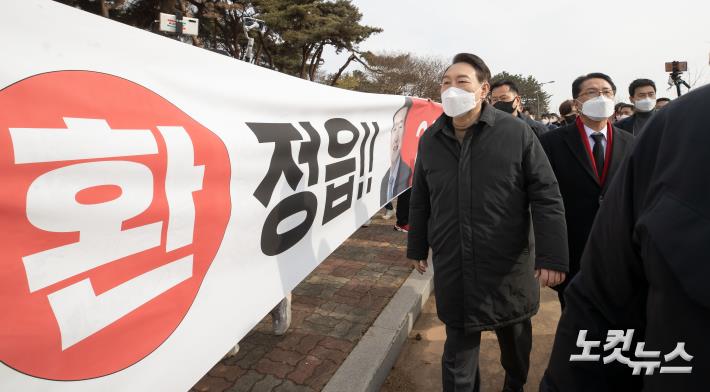 윤석열 국민의힘 대선 후보가 23일 전북 정읍시 동학농민혁명운동 기념관에서 참관을 마친 뒤 나서고 있다.